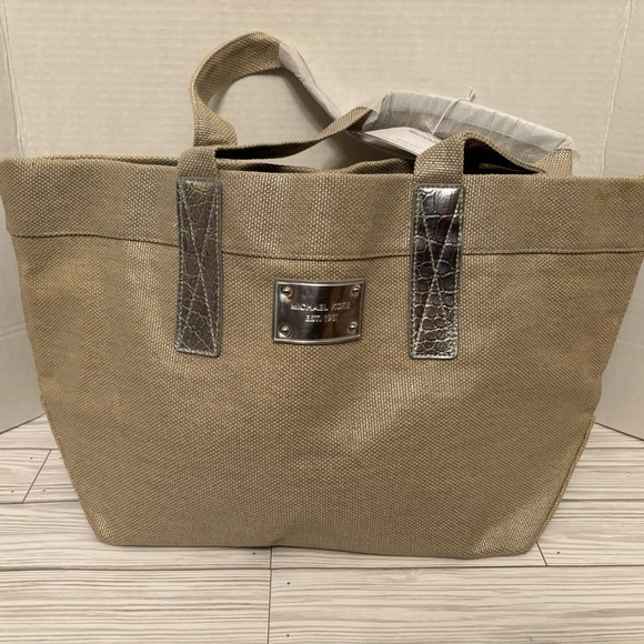 Michael Kors Handbags - ✨NWT✨Michael Kors burlap tote bag with silver accents